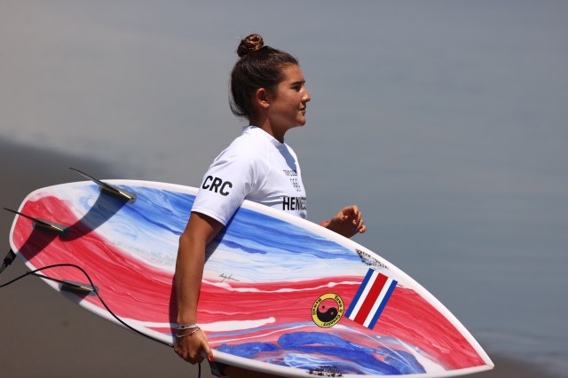 Brisa Hennessy Surfing